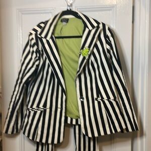 Great quality Beetlejuice women’s preowned suit by Unique Vintage. Size 16 1x.